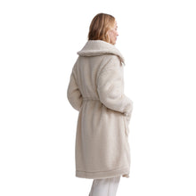 
                        
                          Load image into Gallery viewer, Varley Logan Sherpa Womens Coat
                        
                       - 2