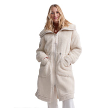 
                        
                          Load image into Gallery viewer, Varley Logan Sherpa Womens Coat - Sandshell/M
                        
                       - 1